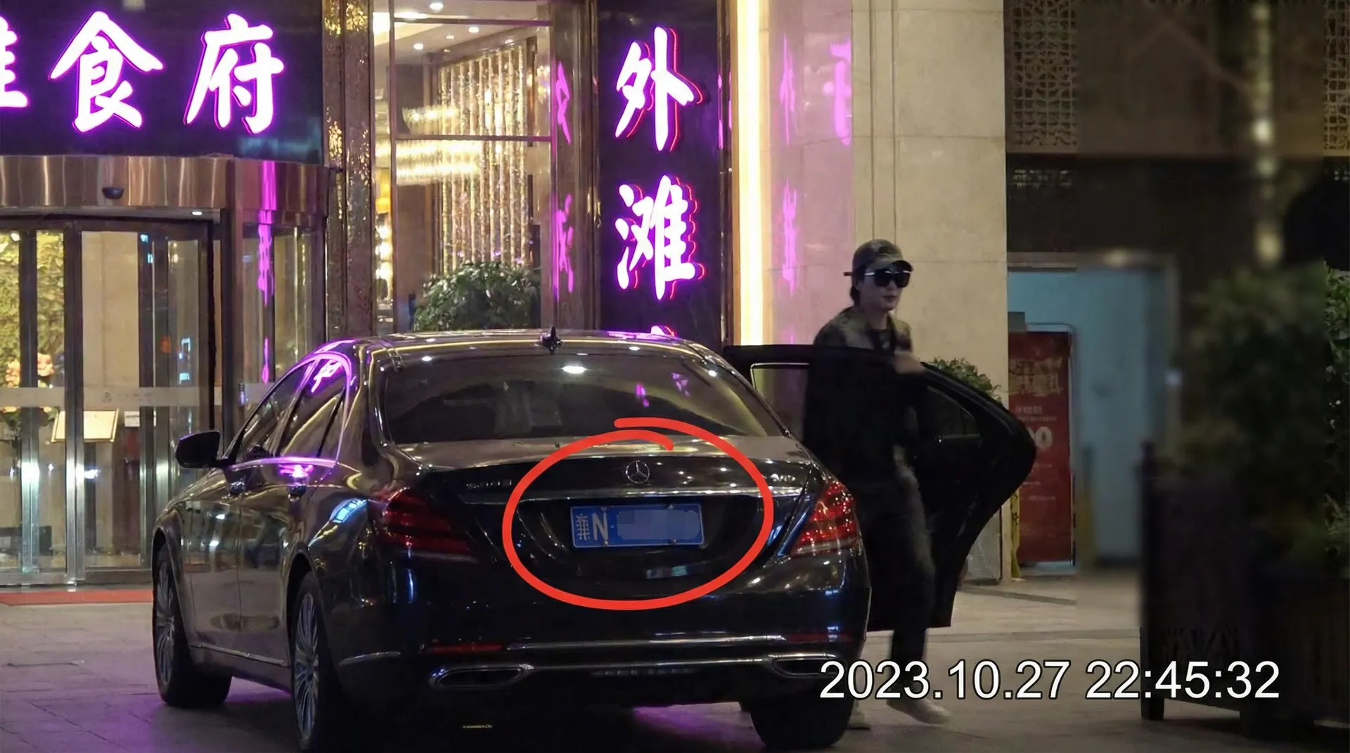 www.91 - 豪车餐厅外被拍